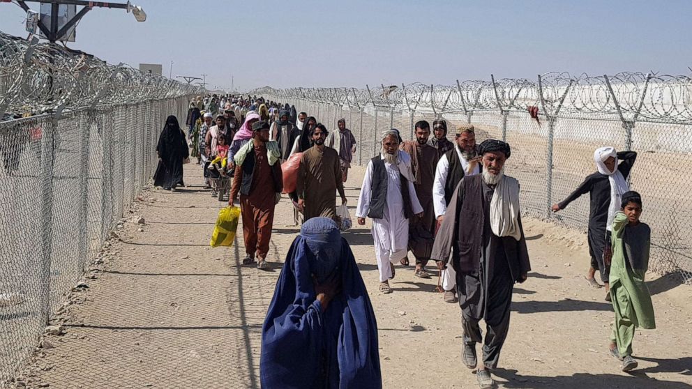 PHOTO: Afghan nationals cross the border into Pakistan at the Pakistan-Afghanistan border crossing in Chaman, Aug. 18, 2021.