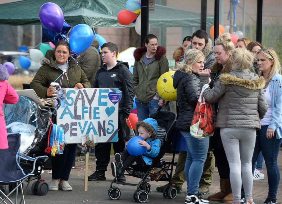 PHOTO: Demonstrators and protesters outside Alder Hey Hospital in Liverpool, U.K., as the Alfie Evans Court of Appeal hearing battles goes on, April 16, 2018.