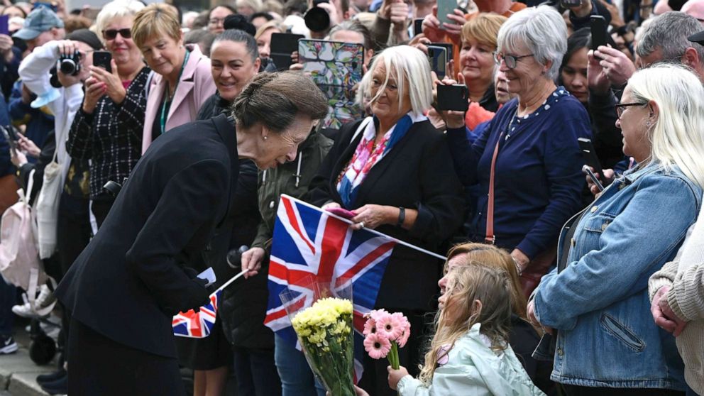 写真: 2022 年 9 月 15 日、スコットランドのグラスゴーで、エリザベス 2 世女王がパトロンを務めた組織の代表者と会うためにグラスゴー市会議所を訪れた際に、一般市民に挨拶する王室のアン王女。