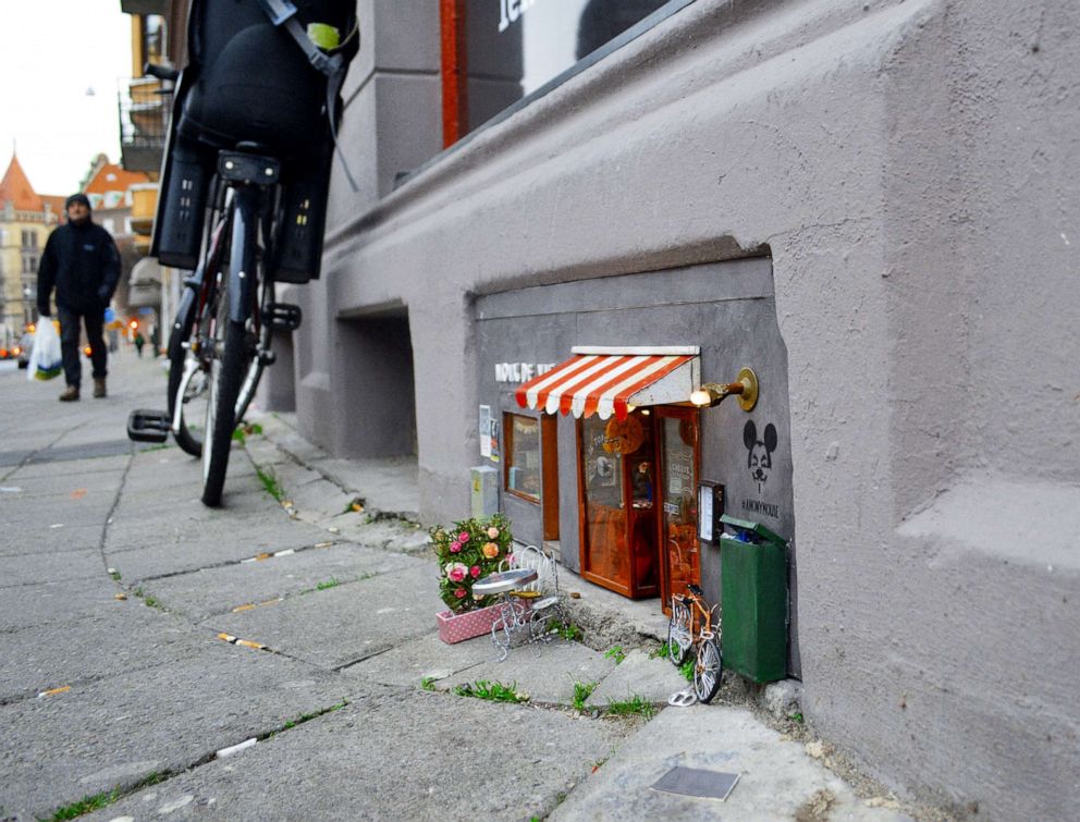 Anonymouse miniature store fronts Anonymouse-art-sweden-01-ht-llr-210112_1610474166534_hpEmbed_21x16_992