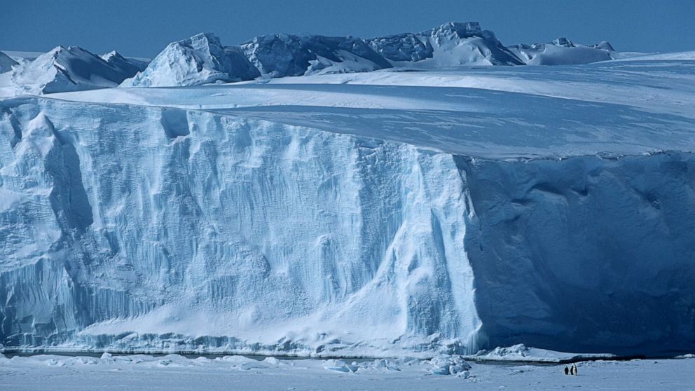 과학자들이 남극 동부의 빙상 아래 숨겨진 고대 강 풍경을 발견했습니다.