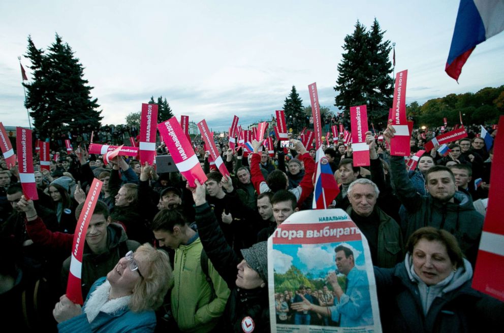 PHOTO: Thousands attend an unauthorized anti-Kremlin rally called by opposition leader Alexei Navalny, who is serving a 20-day jail sentence, in downtown Saint Petersburg, Russia, Oct. 7, 2017.