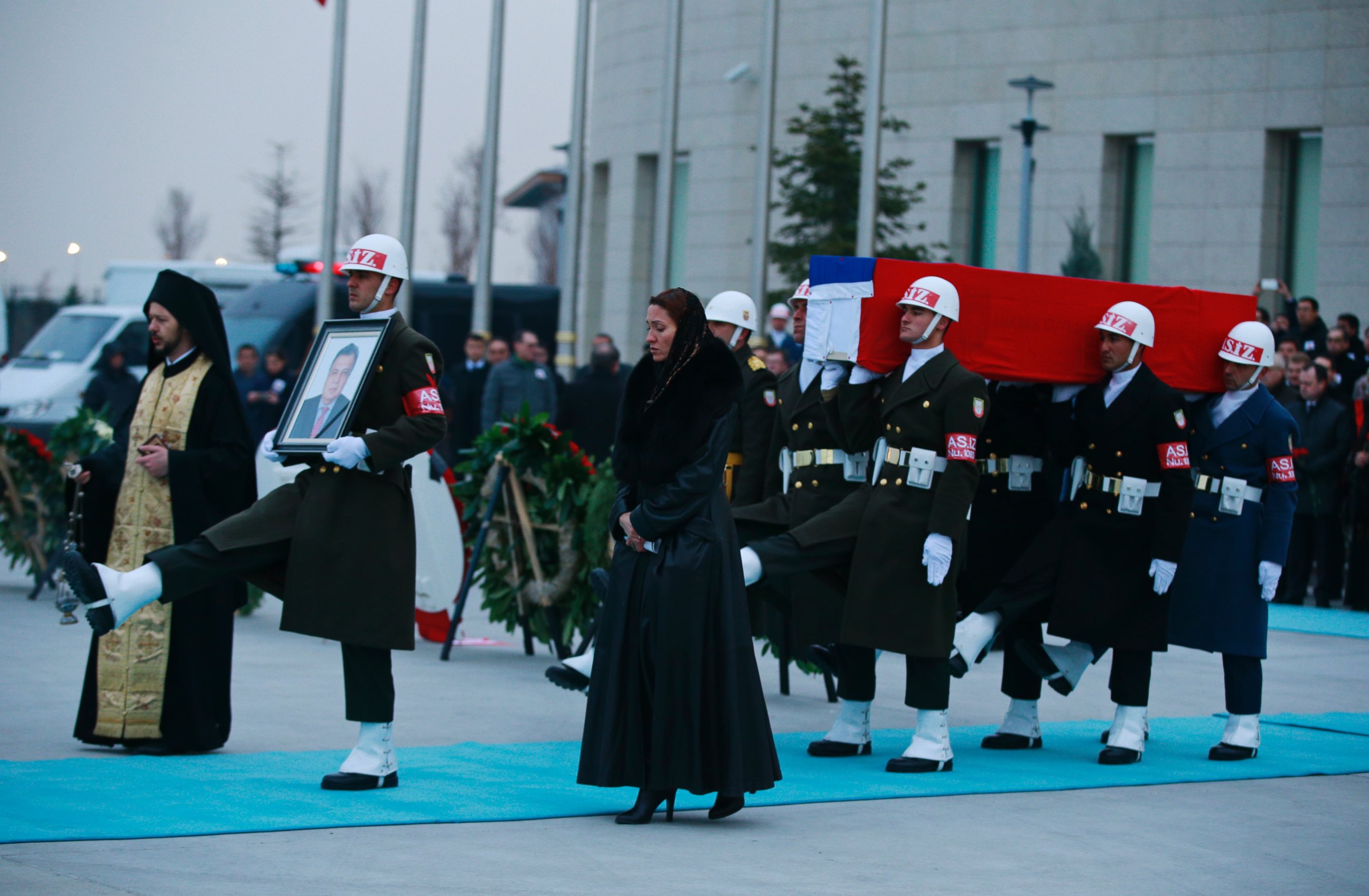 PHOTO: A Turkish honor guard carries the Russian flag-draped coffin of Russian Ambassador to Turkey, Andrei Karlov, who was assassinated Monday, during a ceremony at the airport in Ankara, Turkey, Dec. 20, 2016.