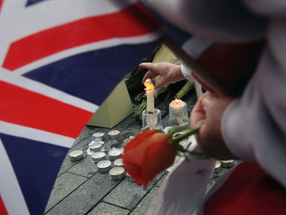 PHOTO: People light candles after a vigil for victims of Saturdays attack on London Bridge, at Potters Field Park in London, Monday, June 5, 2017.