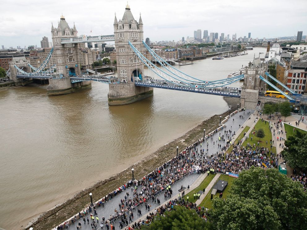 PHOTO: People attend a vigil for victims of Saturdays attack on London Bridge, at Potters Field Park with Tower Bridge in the background in London, June 5, 2017.