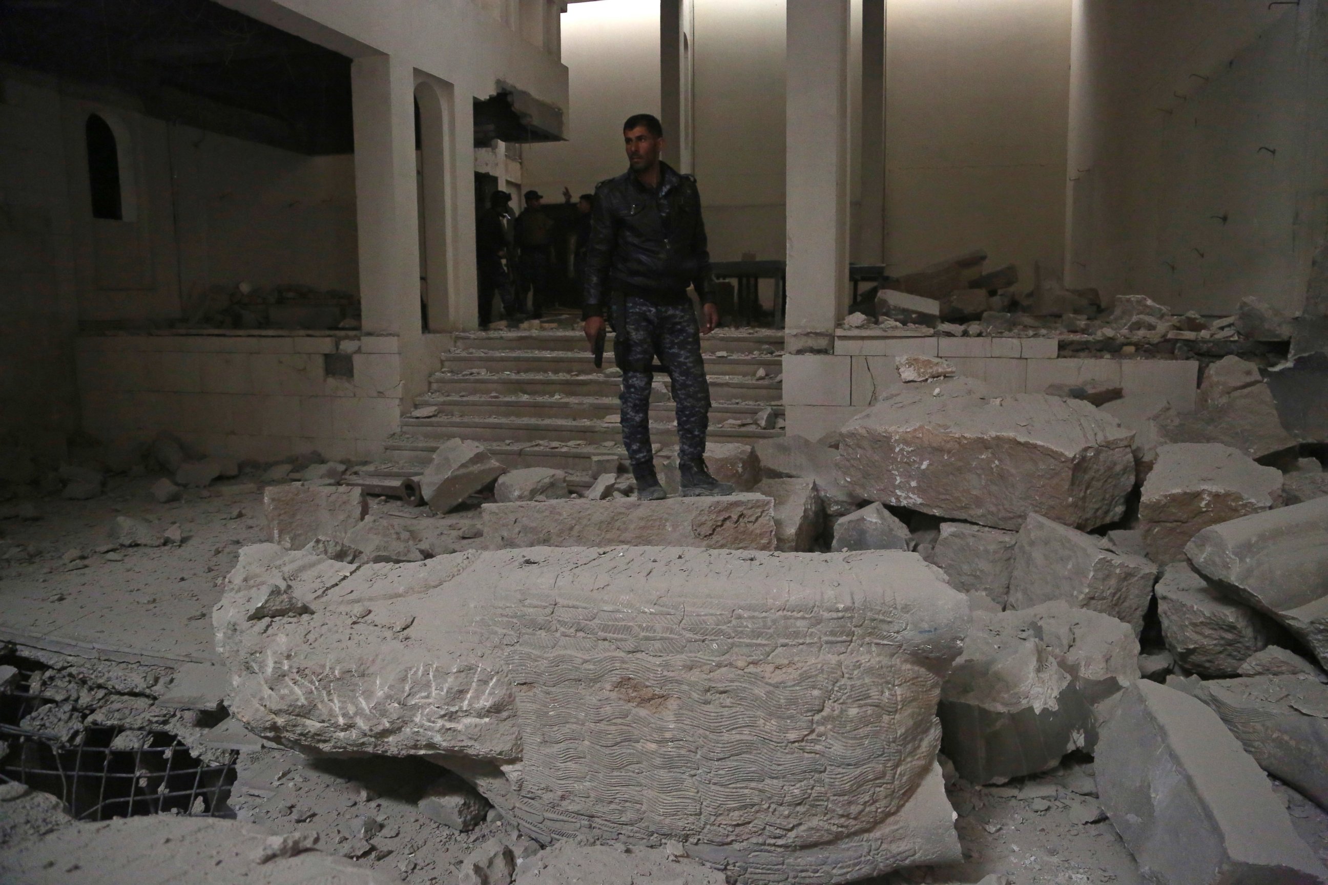 PHOTO: Iraqi federal policemen inspect the inside of Mosul's heavily damaged museum in Western Mosul, Iraq, March 8, 2017.