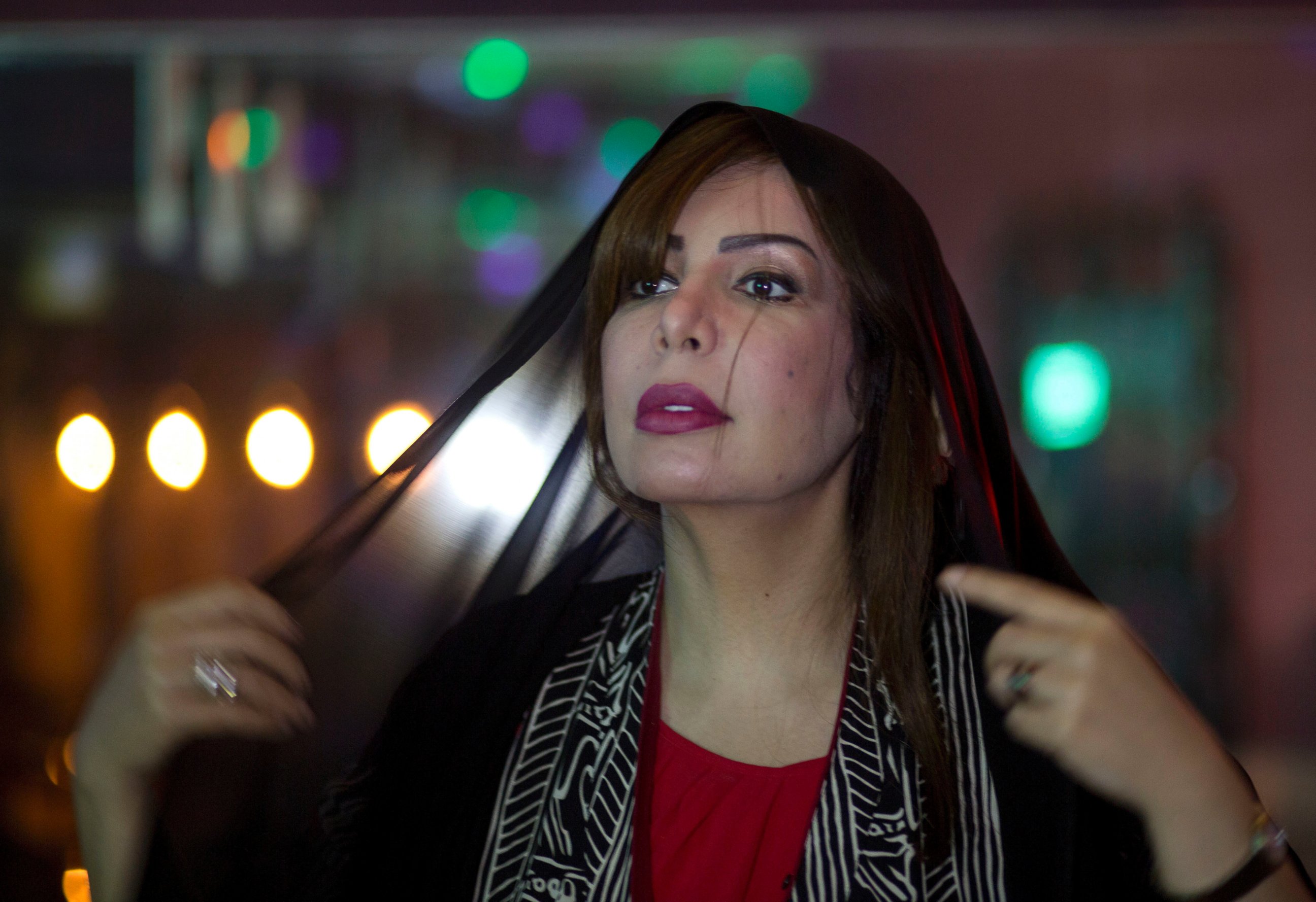 PHOTO: Saudi women's rights activist Souad al-Shammary puts on a head scarf in Jiddah, Saudi Arabia, May 7, 2016.