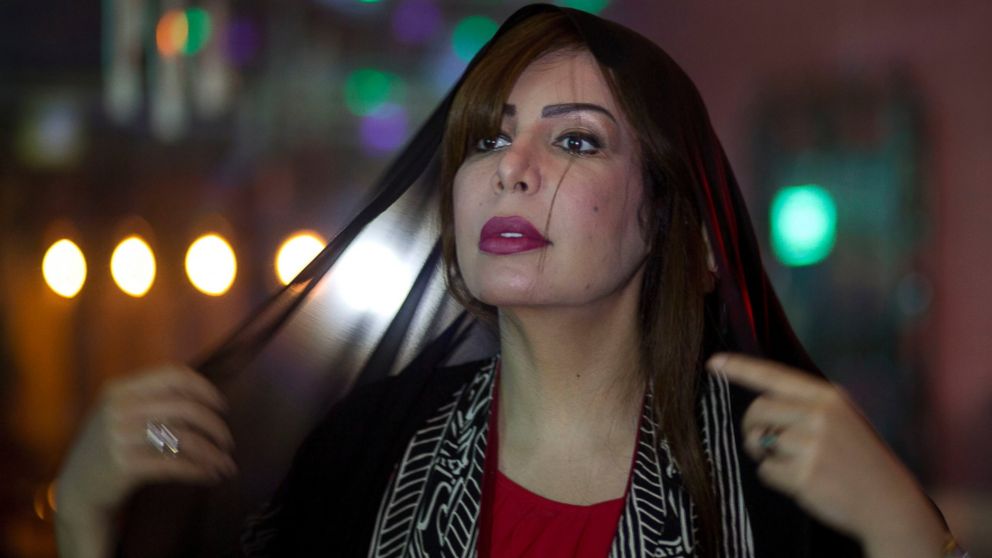 PHOTO: Saudi women's rights activist Souad al-Shammary puts on a head scarf in Jiddah, Saudi Arabia, May 7, 2016.