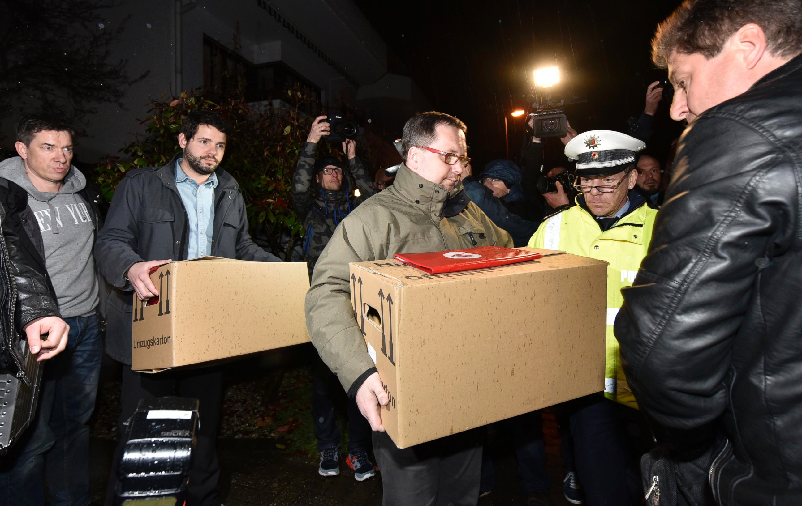 PHOTO: Investigators carry boxes from the apartment of Germanwings airliner jet co-pilot Andreas Lubitz, in Duesseldorf, Germany, March 26, 2015.