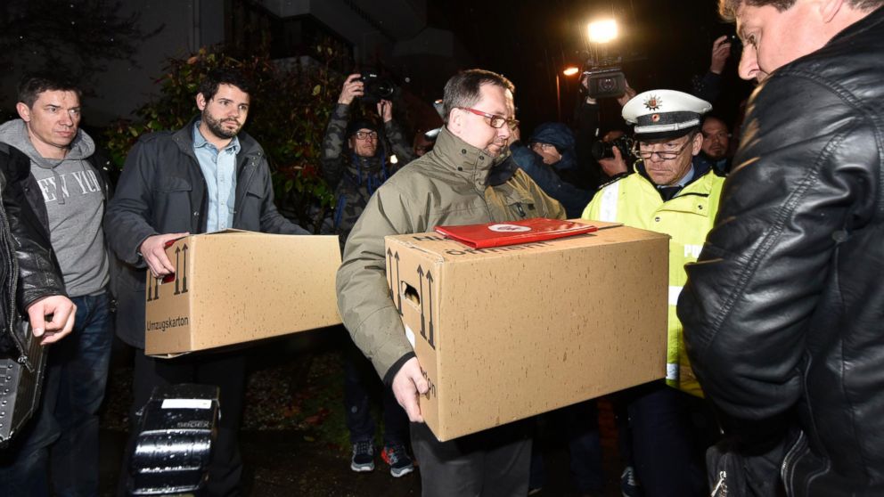 PHOTO: Investigators carry boxes from the apartment of Germanwings airliner jet co-pilot Andreas Lubitz, in Duesseldorf, Germany, March 26, 2015.