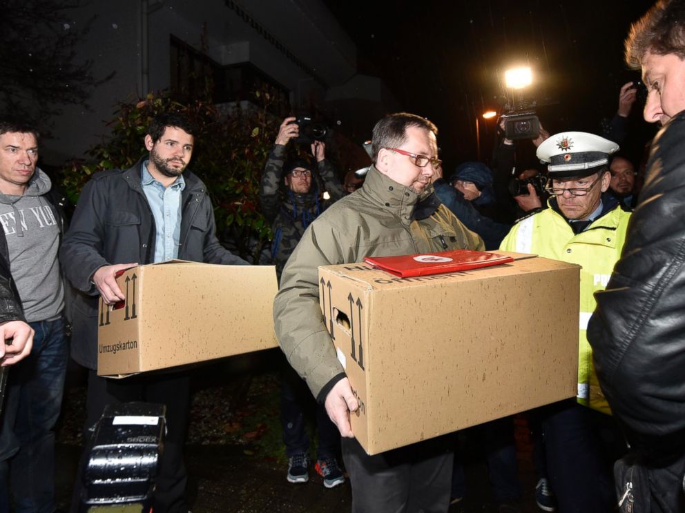 PHOTO: Investigators carry boxes from the apartment of Germanwings airliner jet co-pilot Andreas Lubitz, in Duesseldorf, Germany, March 26, 2015.