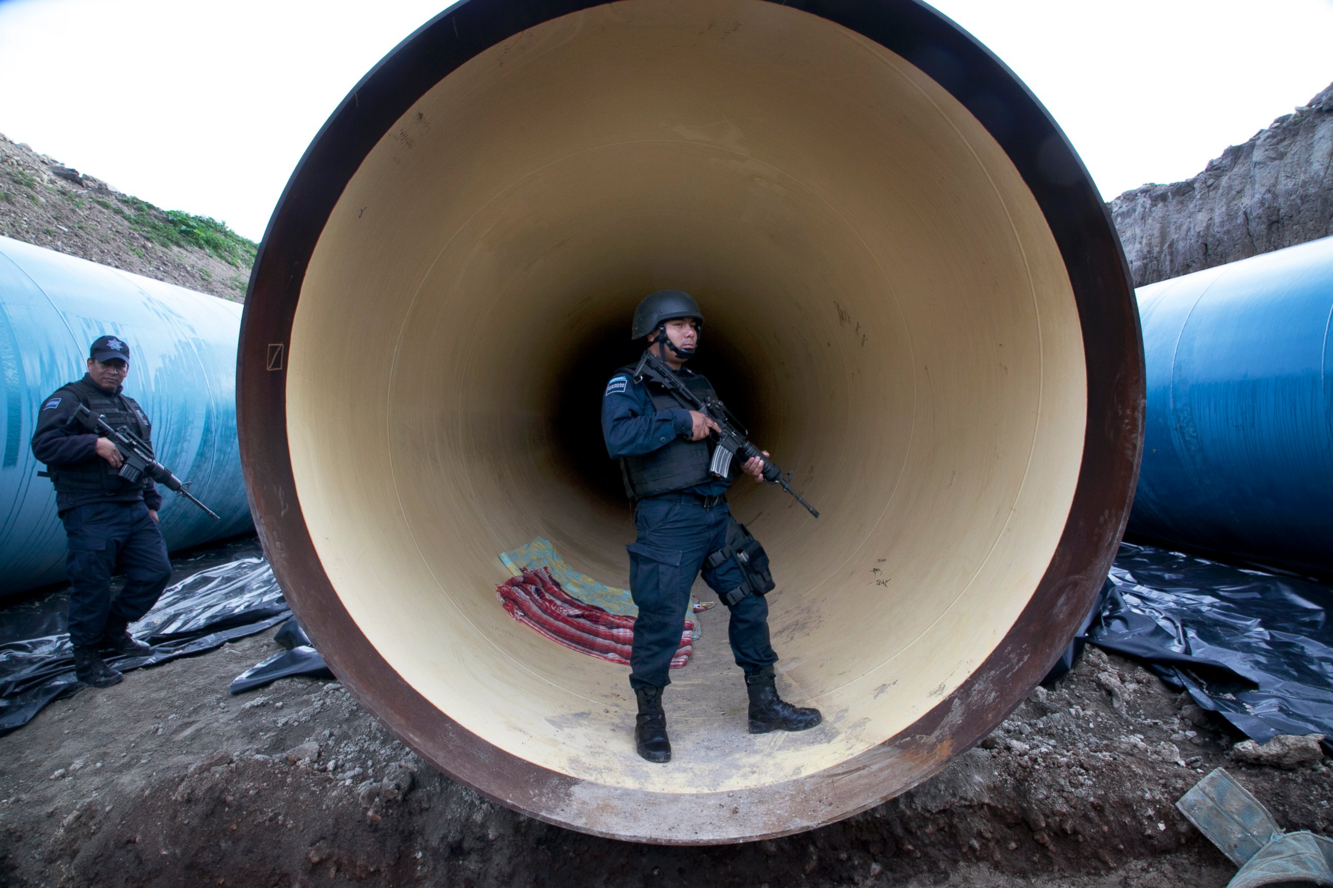 PHOTO: Federal police guard a drainage pipe outside of the Altiplano maximum security prison in Almoloya, west of Mexico City, July 12, 2015.