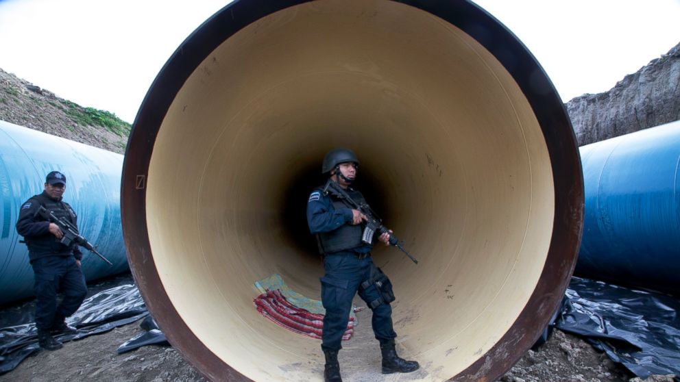 PHOTO: Federal police guard a drainage pipe outside of the Altiplano maximum security prison in Almoloya, west of Mexico City, July 12, 2015.