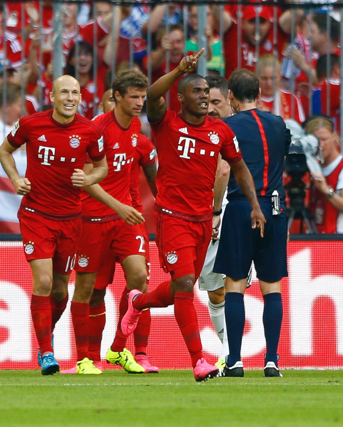PHOTO: Bayern's Douglas Costa celebrates after teammate Thomas Mueller, scored his side's opening goal during the German Bundesliga soccer match between FC Bayern Munich and Bayer Leverkusen in Munich, Germany, Aug. 29, 2015.