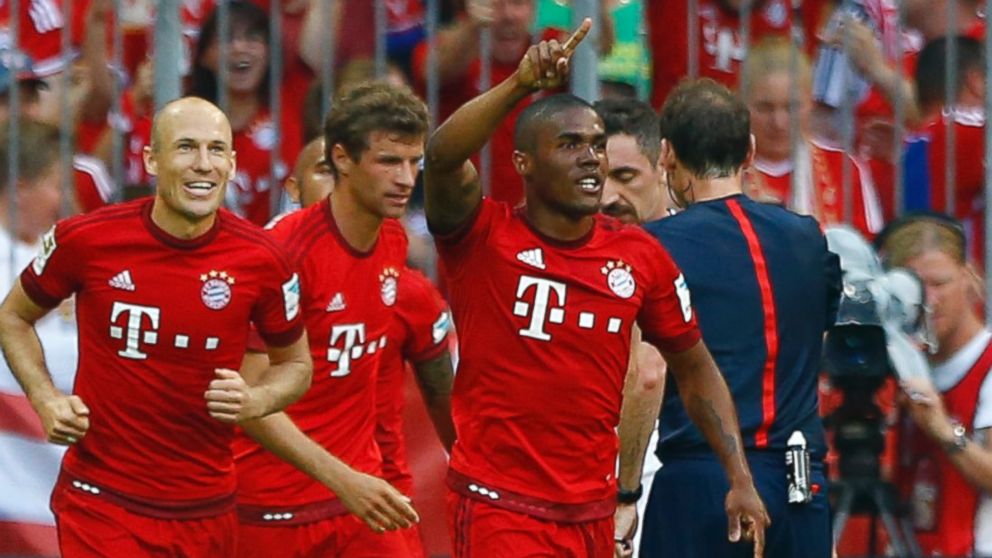 PHOTO: Bayern's Douglas Costa celebrates after teammate Thomas Mueller, scored his side's opening goal during the German Bundesliga soccer match between FC Bayern Munich and Bayer Leverkusen in Munich, Germany, Aug. 29, 2015.