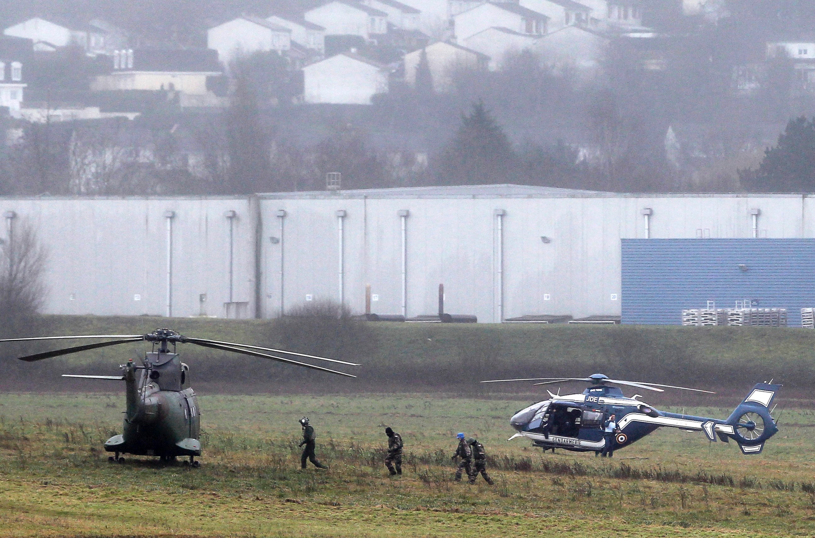 PHOTO: Police and army forces take positions in Dammartin-en-Goele, northeast Paris, as part of an operation to seize two heavily armed suspects,  Jan. 9, 2015. 