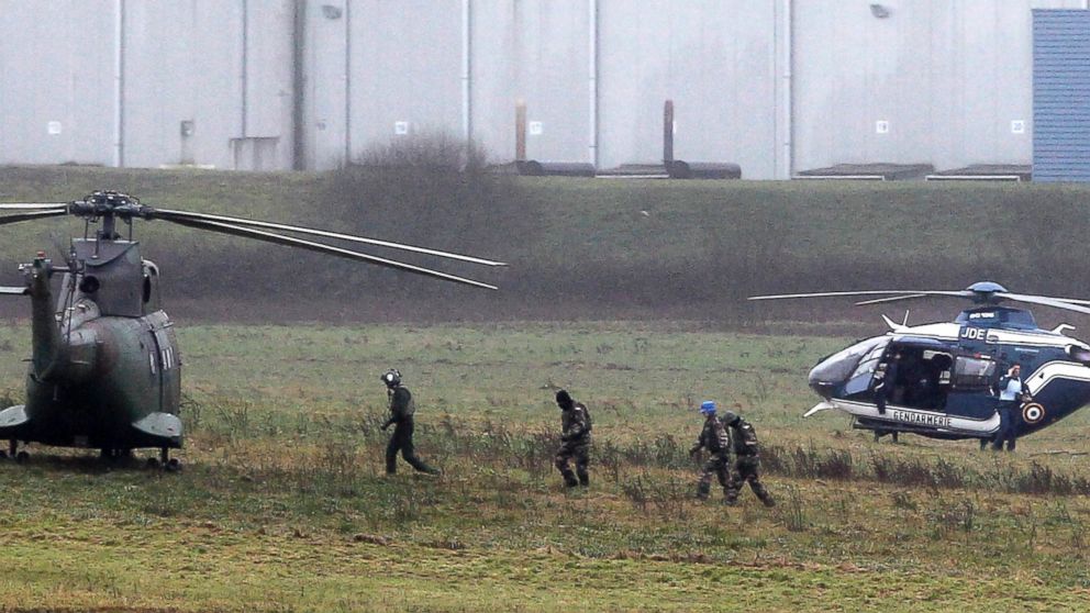 PHOTO: Police and army forces take positions in Dammartin-en-Goele, northeast Paris, as part of an operation to seize two heavily armed suspects,  Jan. 9, 2015. 