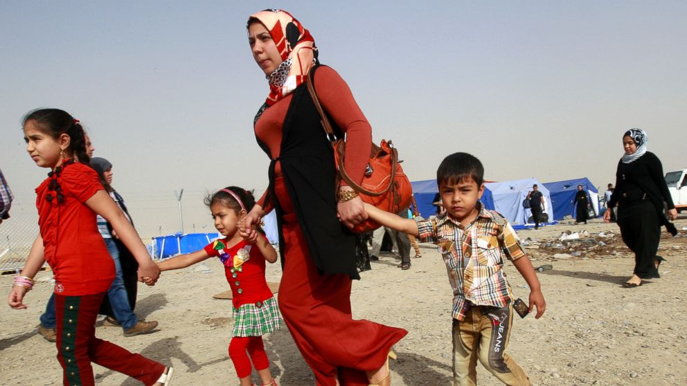 PHOTO: Refugees fleeing from Mosul head to the self-ruled northern Kurdish region in Irbil, Iraq,  June 12, 2014. 