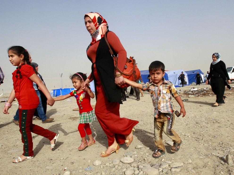 PHOTO: Refugees fleeing from Mosul head to the self-ruled northern Kurdish region in Irbil, Iraq,  June 12, 2014. 