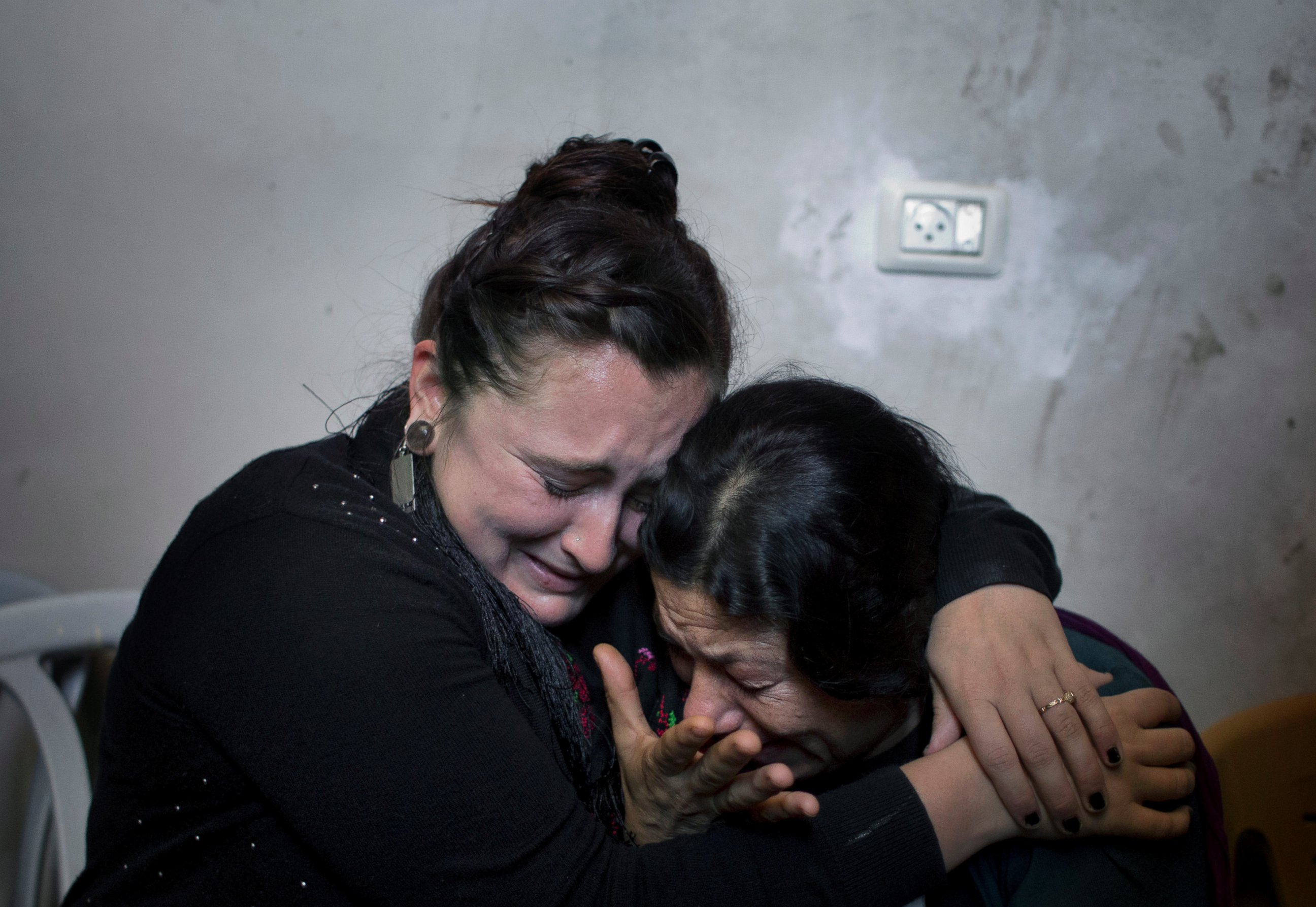 PHOTO: Two Palestinian women mourn during the funeral of Moataz Zawahara, who was killed in clashes with Israeli troops, at the family house in Deheisha refugee camp, near the West Bank city of Bethlehem, Wednesday, Oct. 14, 2015. 