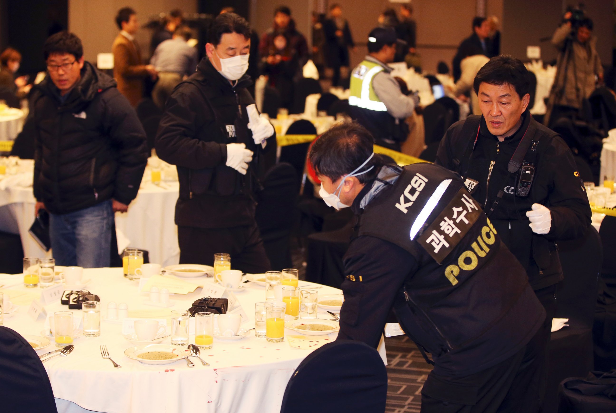 PHOTO: Police officers investigate the table where U.S. Ambassador to South Korea Mark Lippert sat at a lecture hall in Seoul, South Korea, March 5, 2015. 