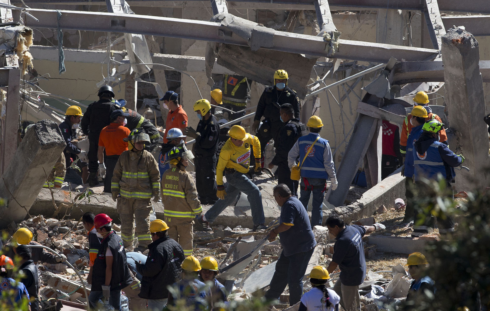 PHOTO: Rescue workers comb through the rubble of a children's hospital after a gas truck exploded, in Cuajimalpa on the outskirts of Mexico City, Jan. 29, 2015. 