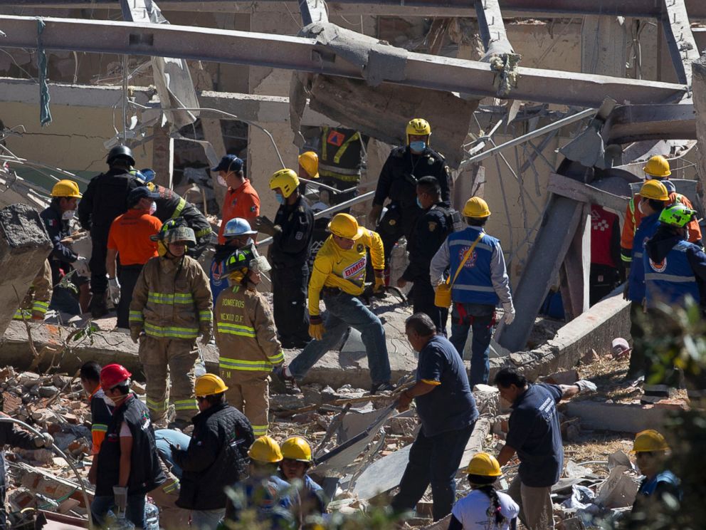 PHOTO: Rescue workers comb through the rubble of a childrens hospital after a gas truck exploded, in Cuajimalpa on the outskirts of Mexico City, Jan. 29, 2015.