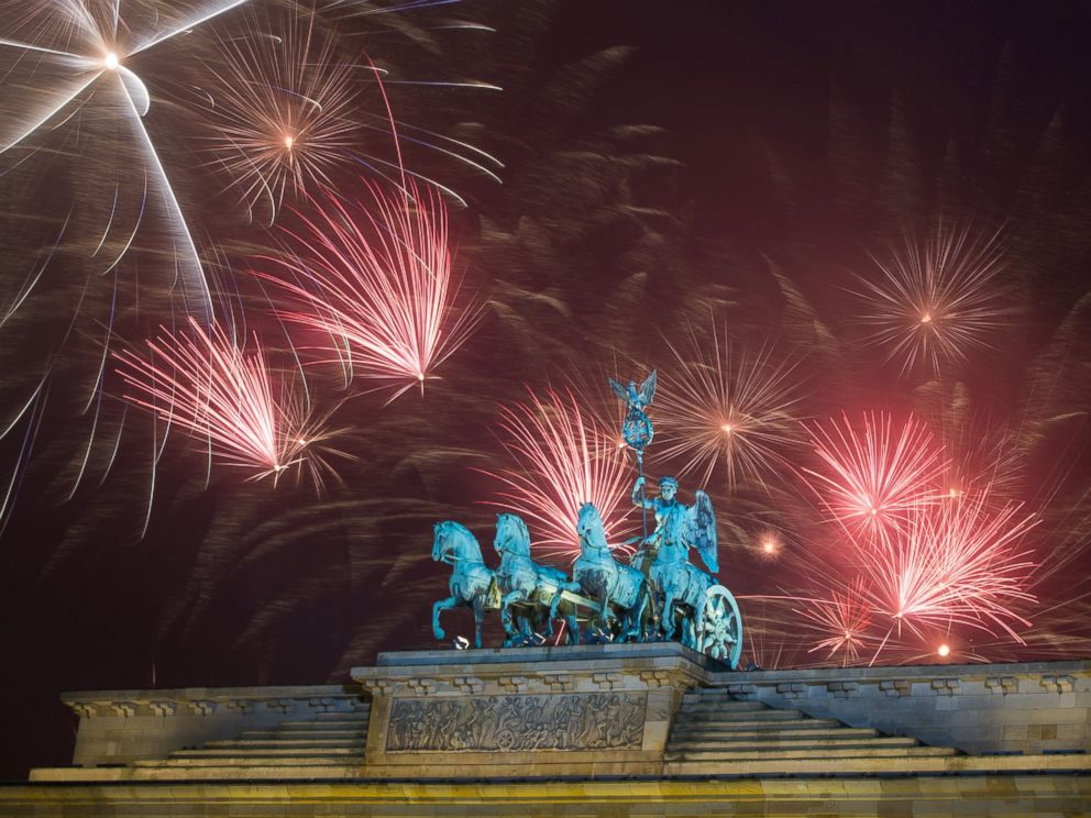 World Welcomes 2015: See The Most Spectacular Celebrations Around The ...