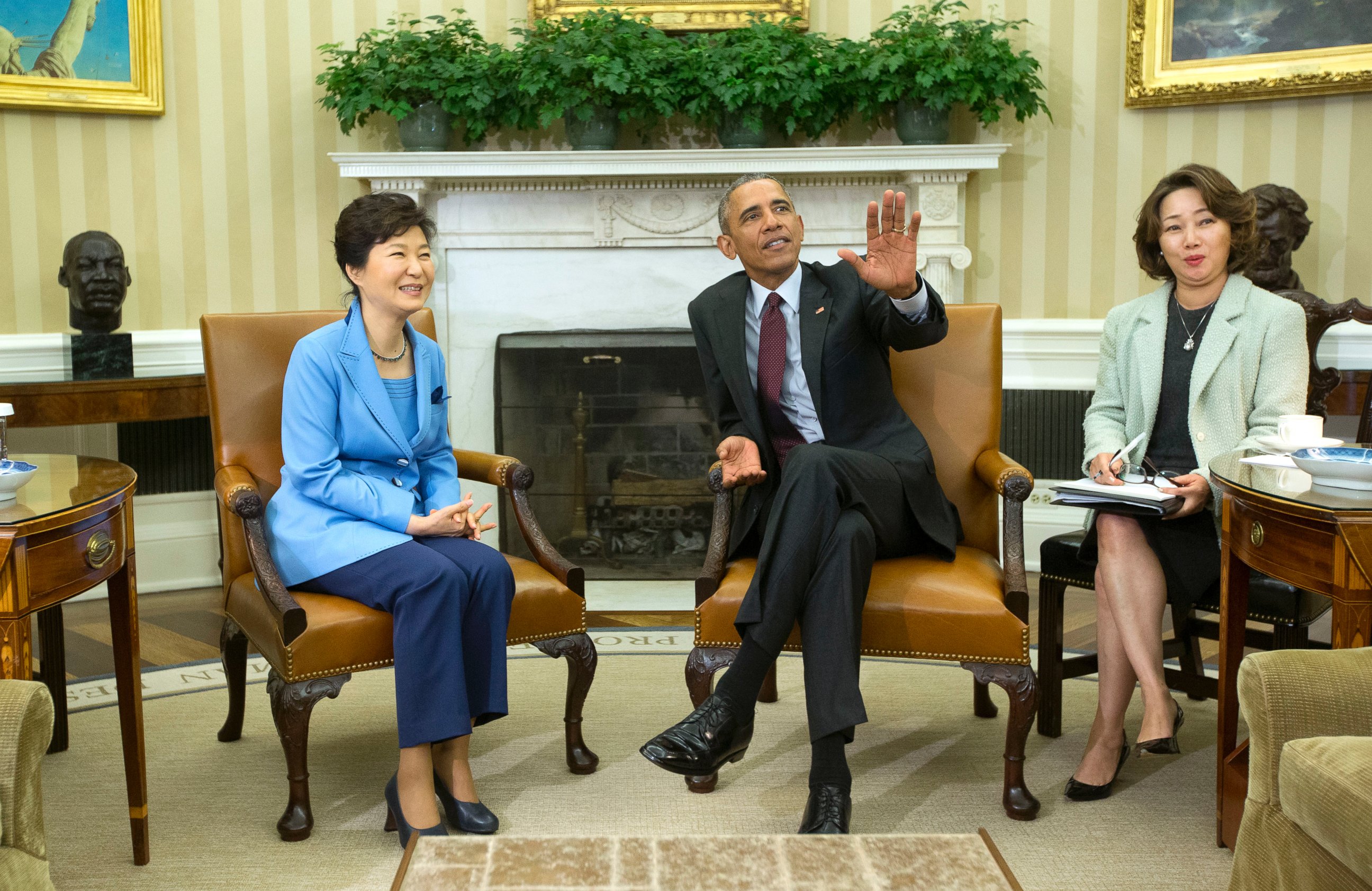 PHOTO: President Barack Obama gestures to members of the media during his meeting with South Korean President Park Geun-hye, left, Oct. 16, 2015, in the Oval Office of the White House in Washington. 