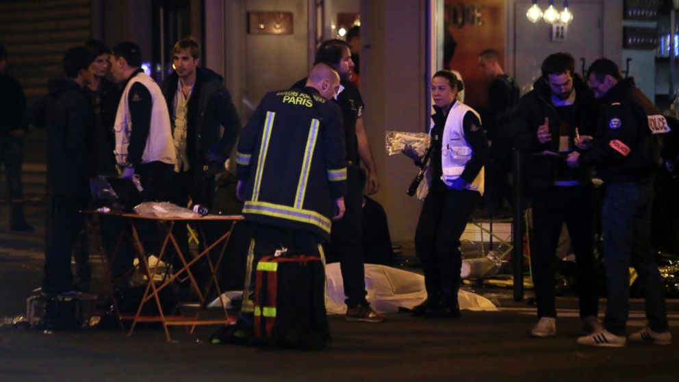 PHOTO: Rescue workers and medics work on victims outside a Paris restaurant, Nov. 13, 2015.