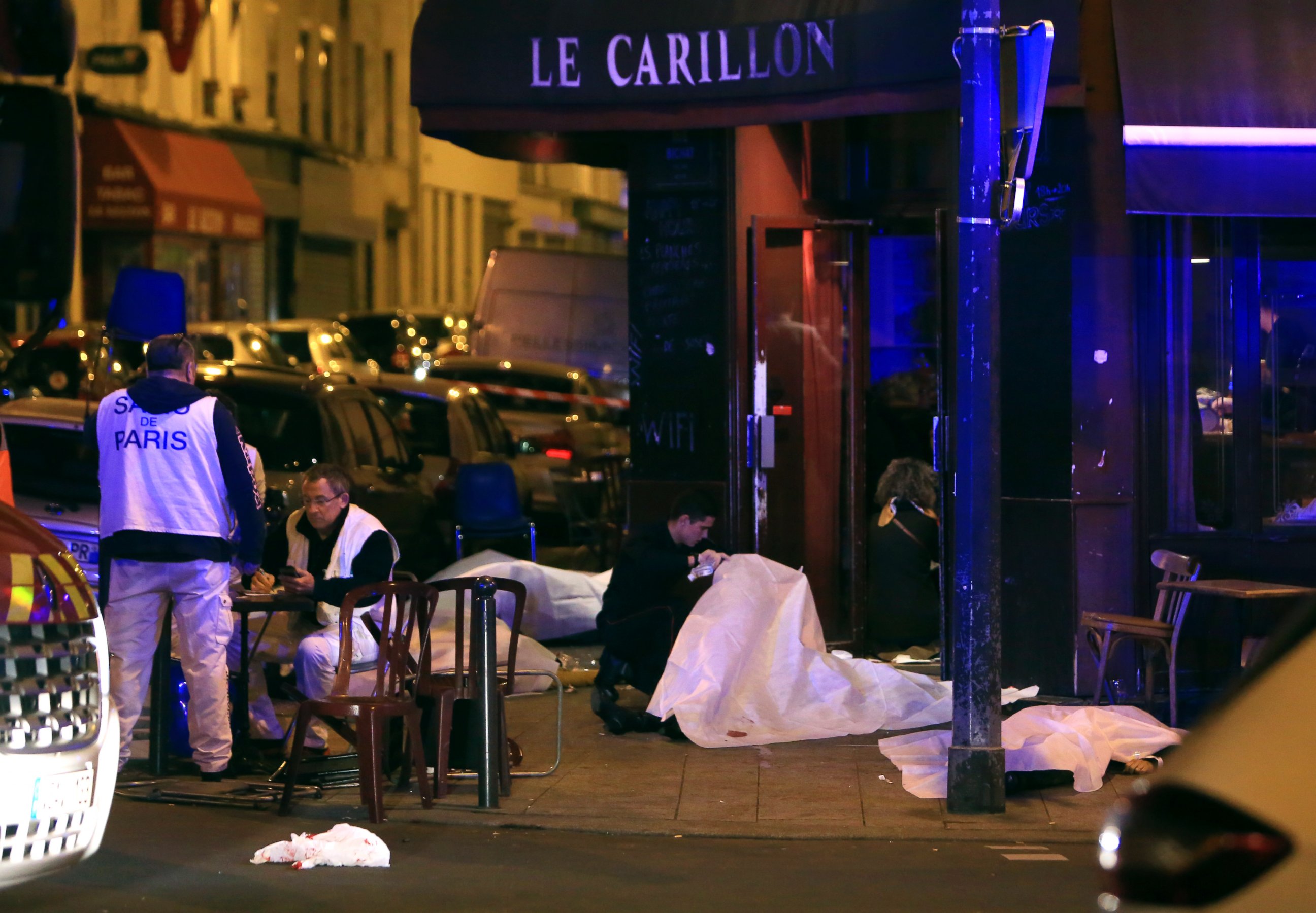 PHOTO: Victims lay on the pavement outside a Paris restaurant, Nov. 13, 2015.