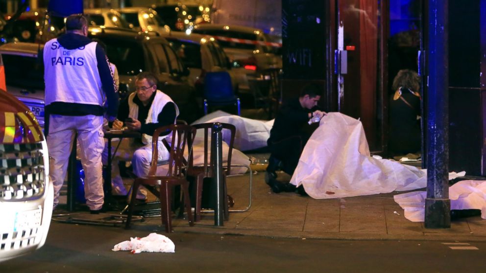 PHOTO: Victims lay on the pavement outside a Paris restaurant, Nov. 13, 2015.