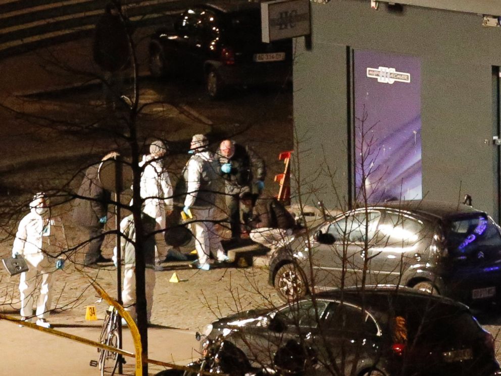 PHOTO: Police officers look for clues at the kosher market, in Paris, Jan. 9, 2015.