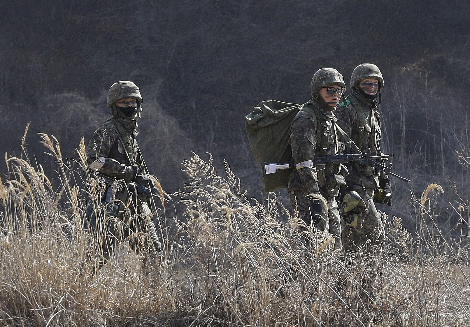 PHOTO: South Korean army soldiers move during their military exercise near the demilitarized zone between the two Koreas in Paju, South Korea, March 2, 2015. 