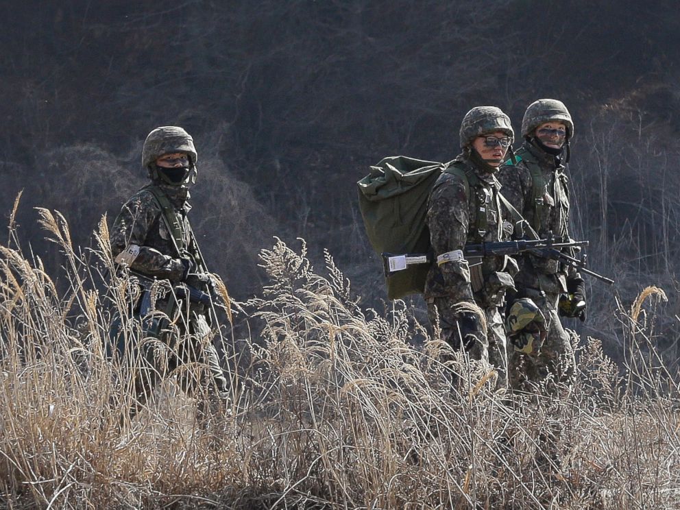 PHOTO: South Korean army soldiers move during their military exercise near the demilitarized zone between the two Koreas in Paju, South Korea, March 2, 2015.