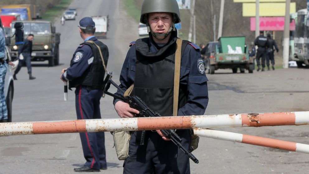 A Ukrainian soldier controls a road  outskirts of Izyum, Eastern Ukraine, April 17, 2014.