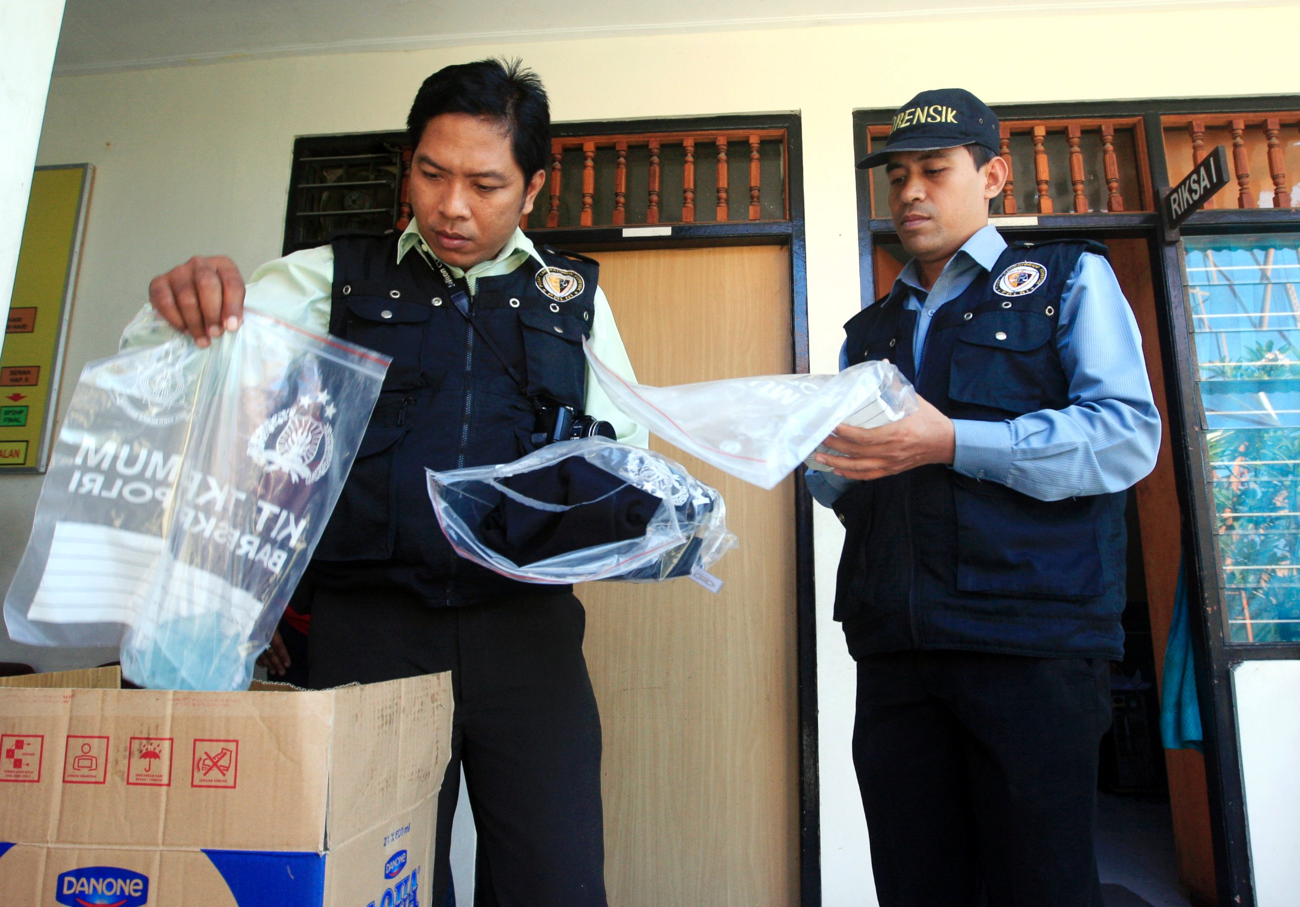 PHOTO: Indonesian forensic police officers view evidence related to the death of an American woman at a police station in Bali, Indonesia, Aug. 13, 2014.