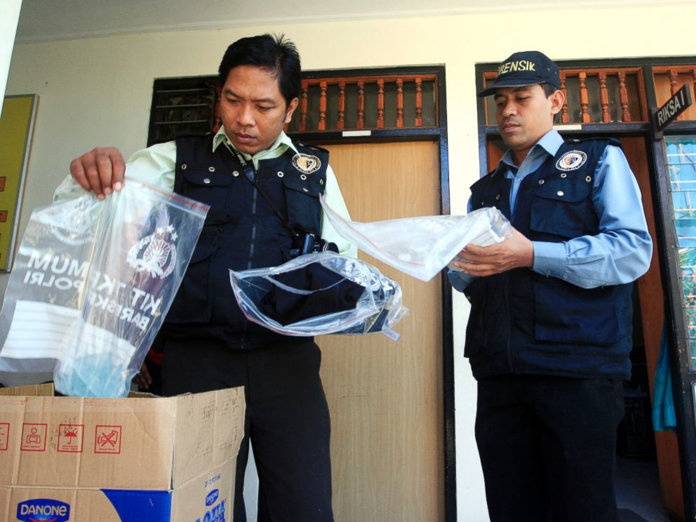 PHOTO: Indonesian forensic police officers view evidence related to the death of an American woman at a police station in Bali, Indonesia, Aug. 13, 2014.