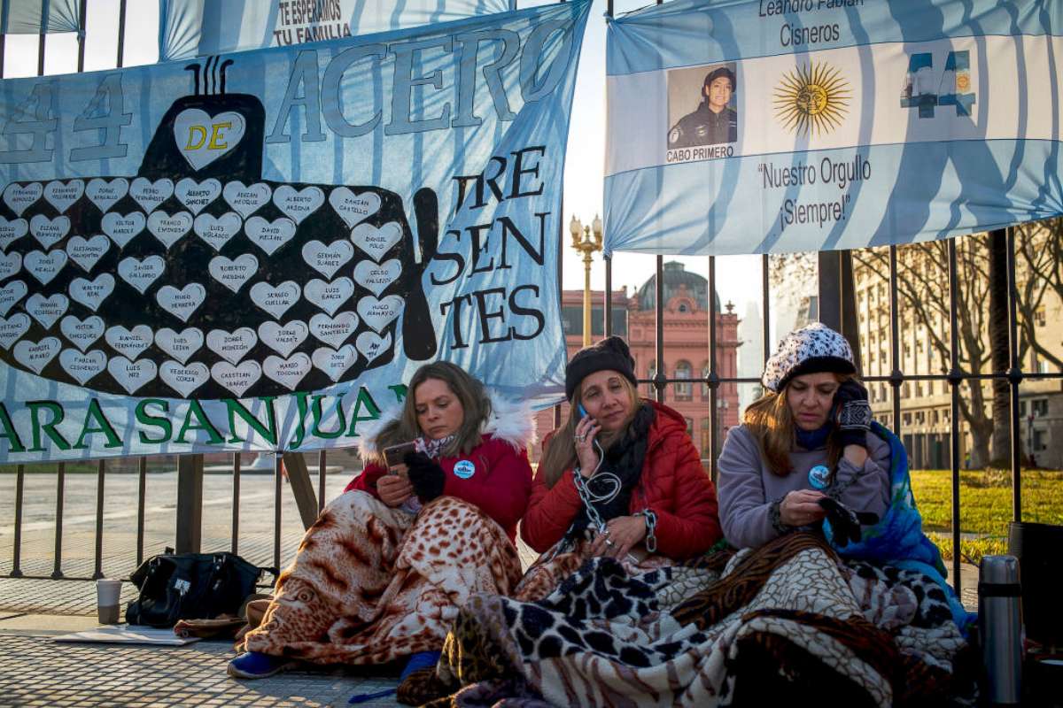 PHOTO: Relatives of the ARA San Juan crew with hands chained look on during a protest in front of the Casa Rosada demanding the government to continue the search for the lost submarine on June 28, 2018 in Buenos Aires.