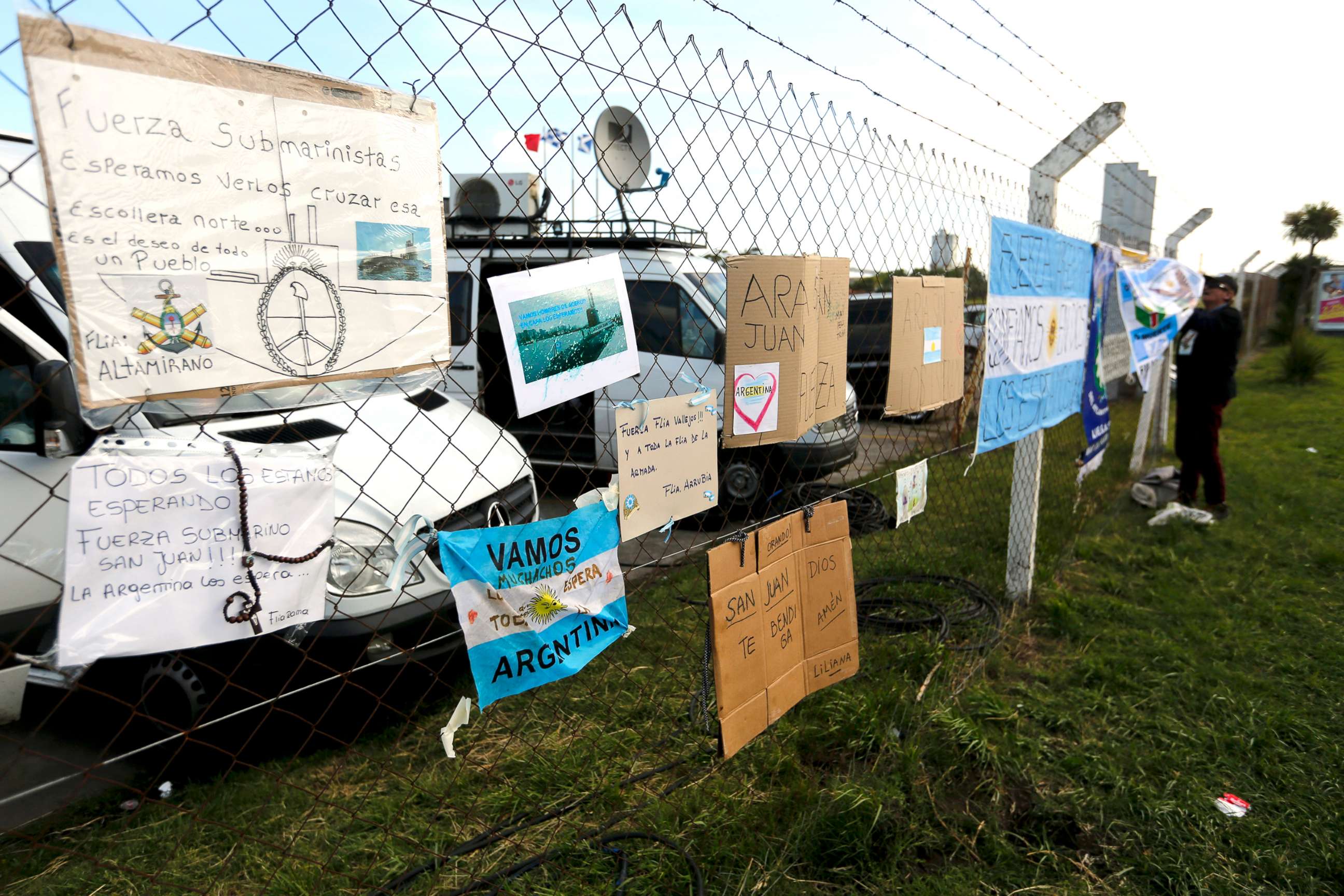 PHOTO: Signs with messages in support of the crew of the Argentine submarine ARA San Juan hang from the fence at the Navel base in Mar del Plata, Argentina, Nov. 19, 2017. 