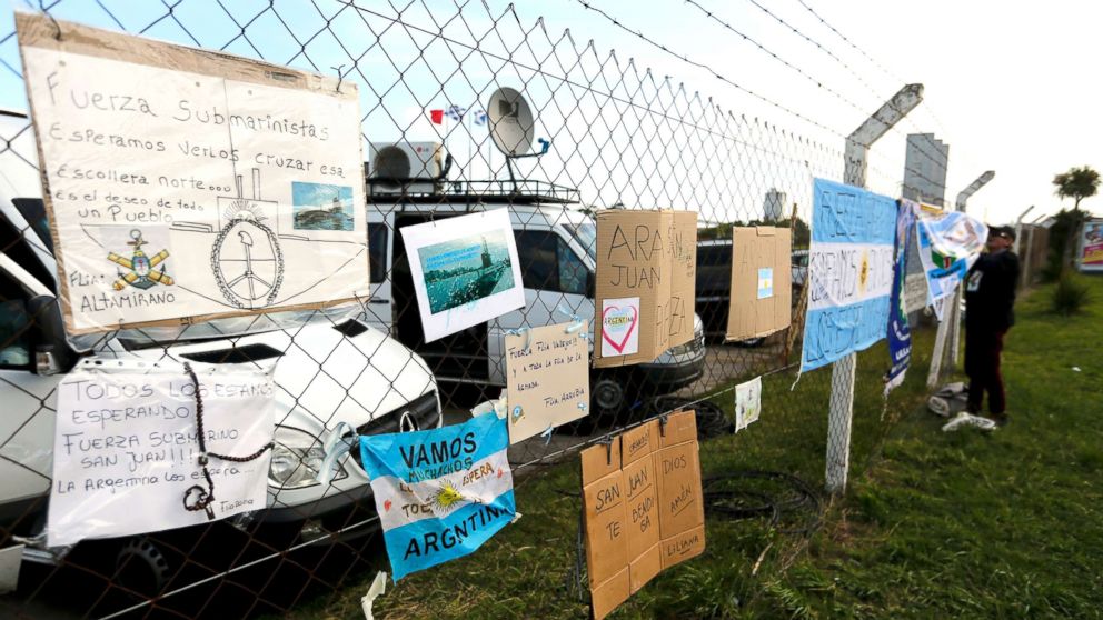PHOTO: Signs with messages in support of the crew of the Argentine submarine ARA San Juan hang from the fence at the Navel base in Mar del Plata, Argentina, Nov. 19, 2017. 