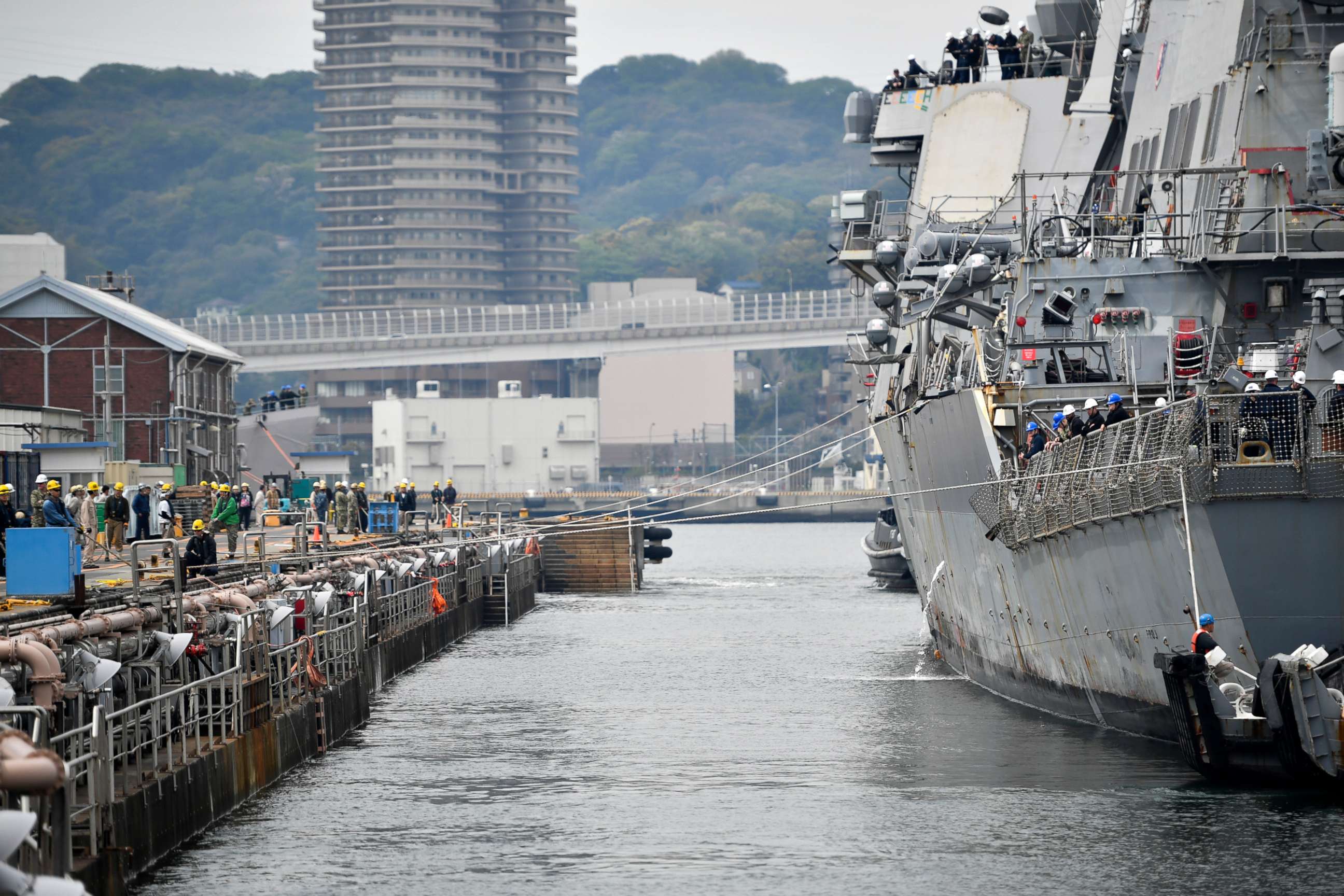 PHOTO: The Arleigh Burke-class guided missile destroyer USS Benfold (DDG65) is pulled into a dry dock at Commander, Fleet Activities Yokosuka.