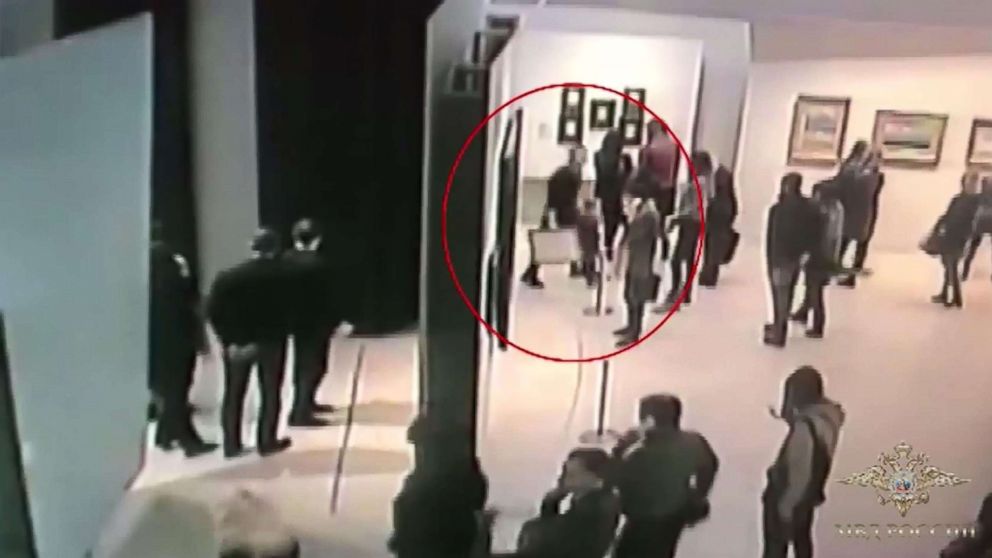 VIDEO: A suspected art thief has been caught by police in Moscow after footage was released showing a man simply taking a painting off the wall in the middle of a gallery and walking out in front of confused onlookers.