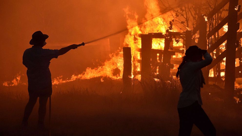 VIDEO: Australian firefighters drive into flames