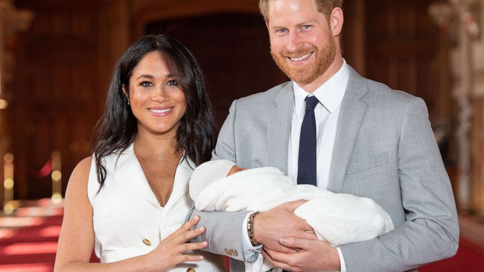 PHOTO:Prince Harry and his wife Meghan, Duchess of Sussex, pose for a photo with their newborn baby son in St George's Hall at Windsor Castle in Windsor, England, May 8, 2019. 