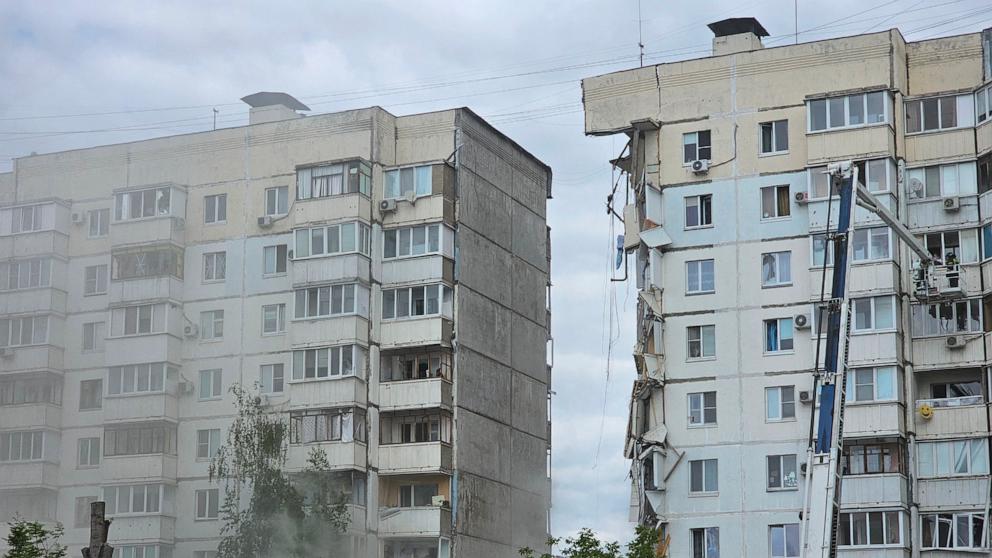 Ukraina bombardē daudzdzīvokļu māju Krievijā, nogalinot 15 cilvēkus, ziņo amatpersonas