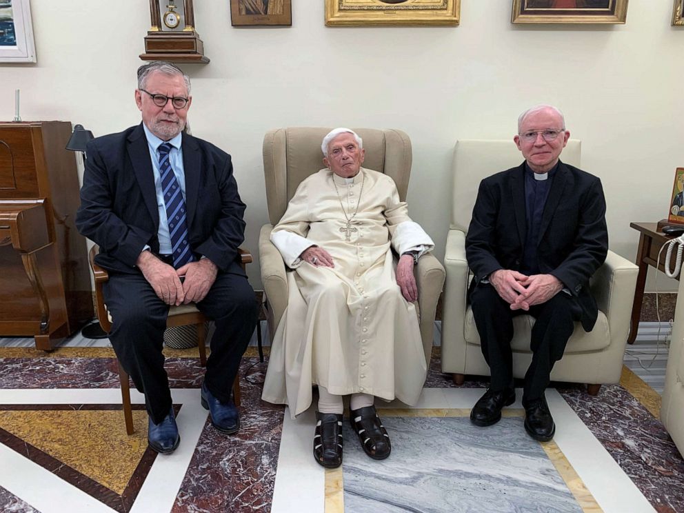 ẢNH: Cựu giáo hoàng Benedict nhìn khi ông tiếp những người đoạt giải "Premio Ratzinger" tại Vatican, ngày 1 tháng 12 năm 2022.