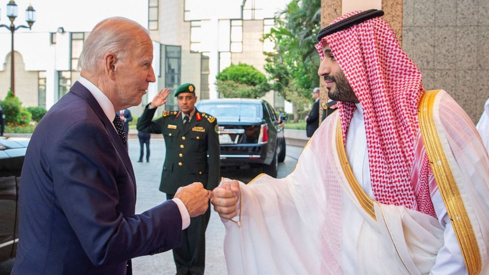 PHOTO : Le prince héritier saoudien Mohammed bin Salman frappe du poing le président Joe Biden à son arrivée au palais Al Salman, à Djeddah, en Arabie saoudite, le 15 juillet 2022.