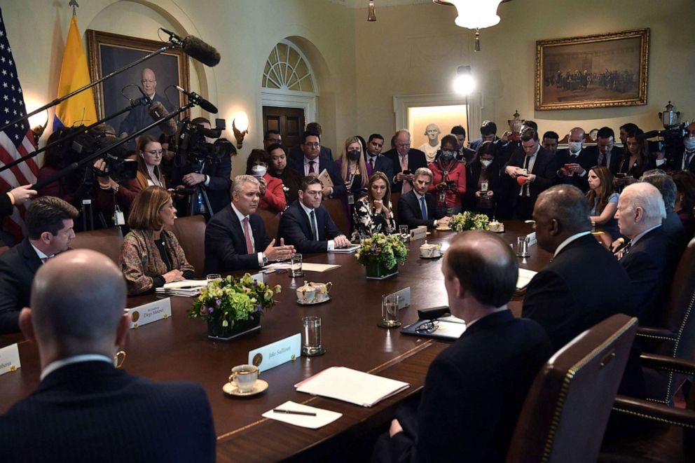 FOTOĞRAF: Kolombiya Devlet Başkanı Ivan Duque, 10 Mart 2022'de Washington DC'deki Beyaz Saray'ın Kabine Odasında Başkan Joe Biden ile yaptığı görüşme sırasında konuşuyor