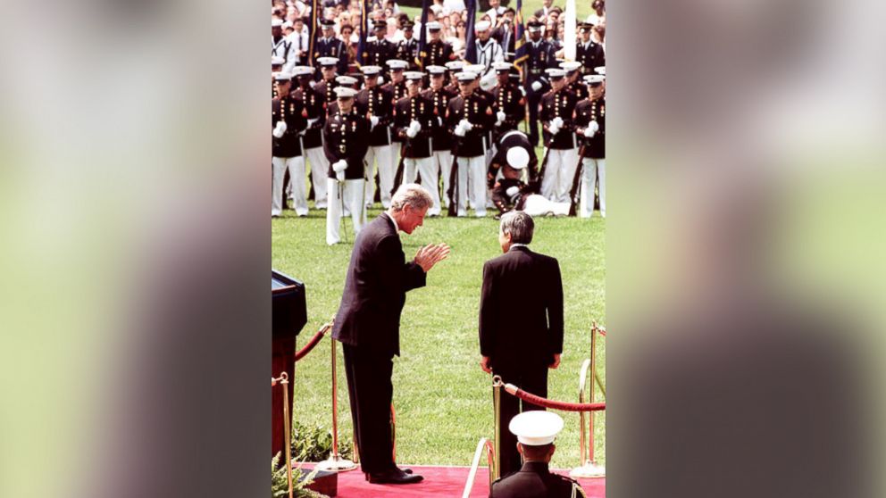 PHOTO: President Bill Clinton (L) bows to Japanese Emperor Akihito (R) during welcoming ceremonies at the White House June 13, 1994. 